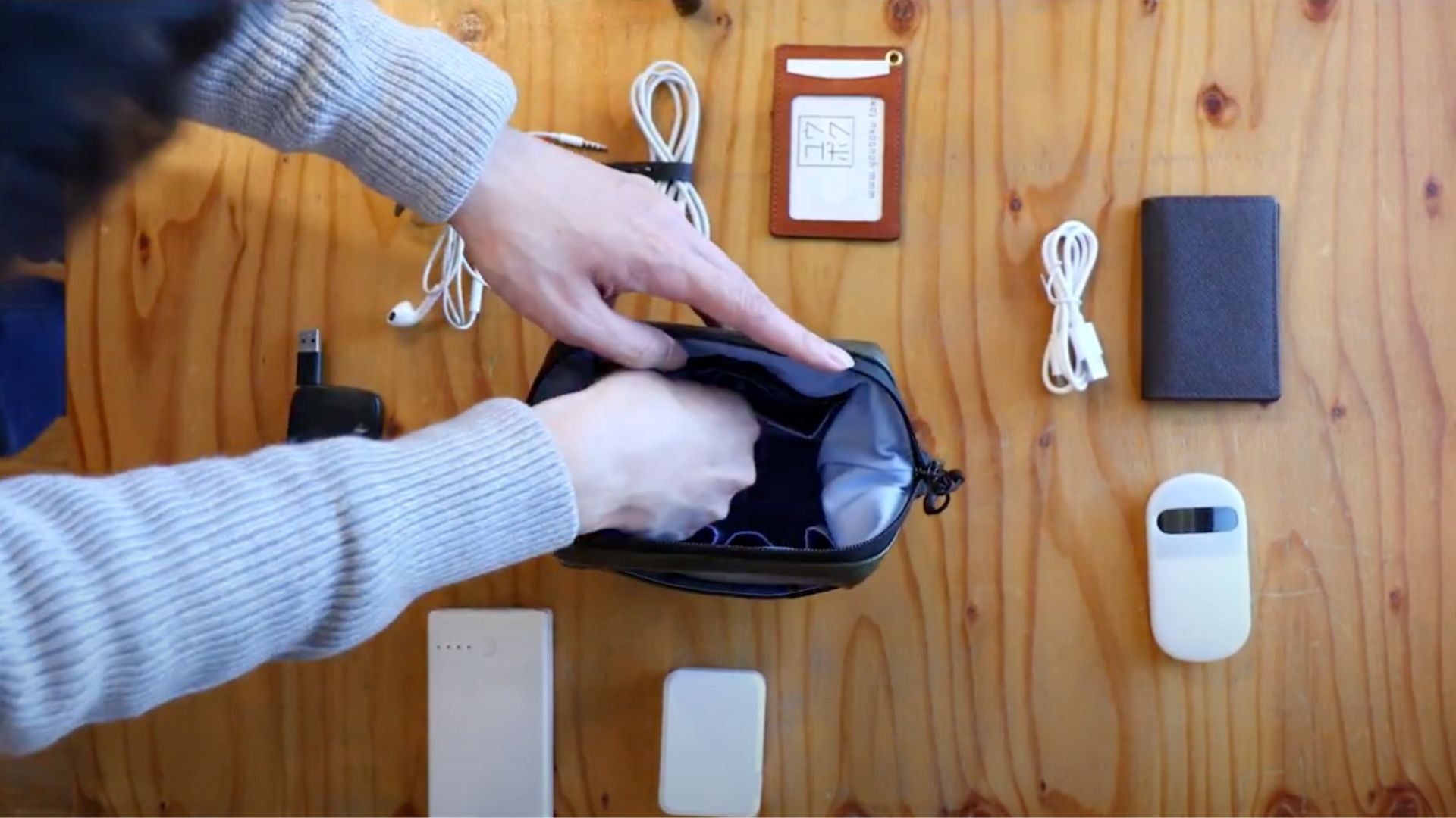 ユウボク東京のデイズポーチ おしゃれで自立するガジェットポーチ